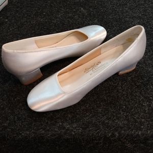 Dyeable formal heels